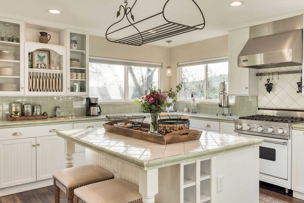 Luxury Wine Country Haven + Vineyard Views Near Top Wineries Adelaida Farmhouse