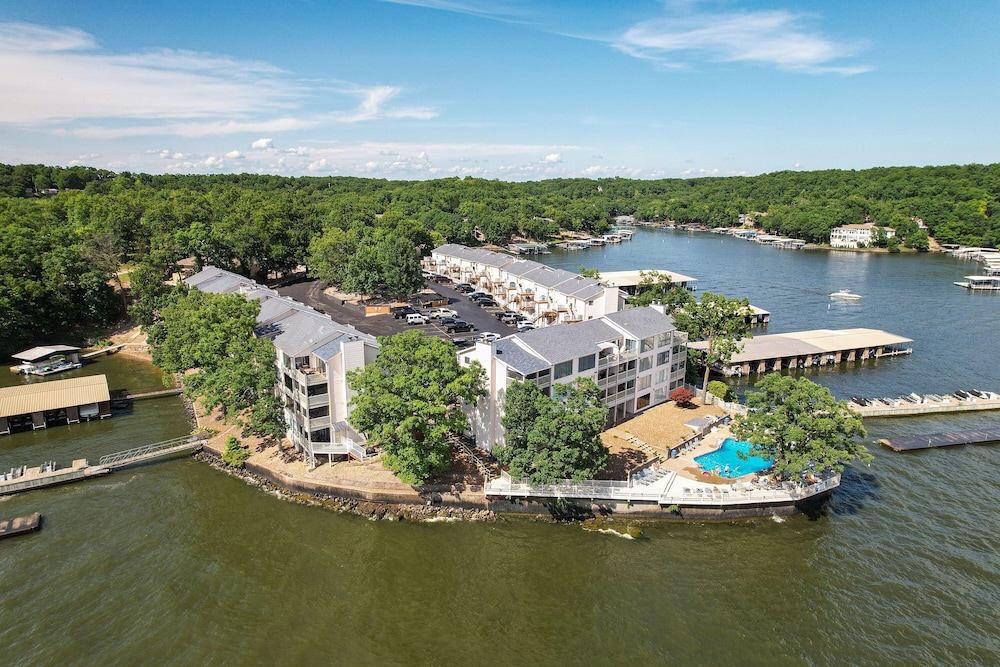 Spacious Family Friendly 3 Bed/3 Bath w/ Amazing Views, Lakeside Pool, & Boat Slip