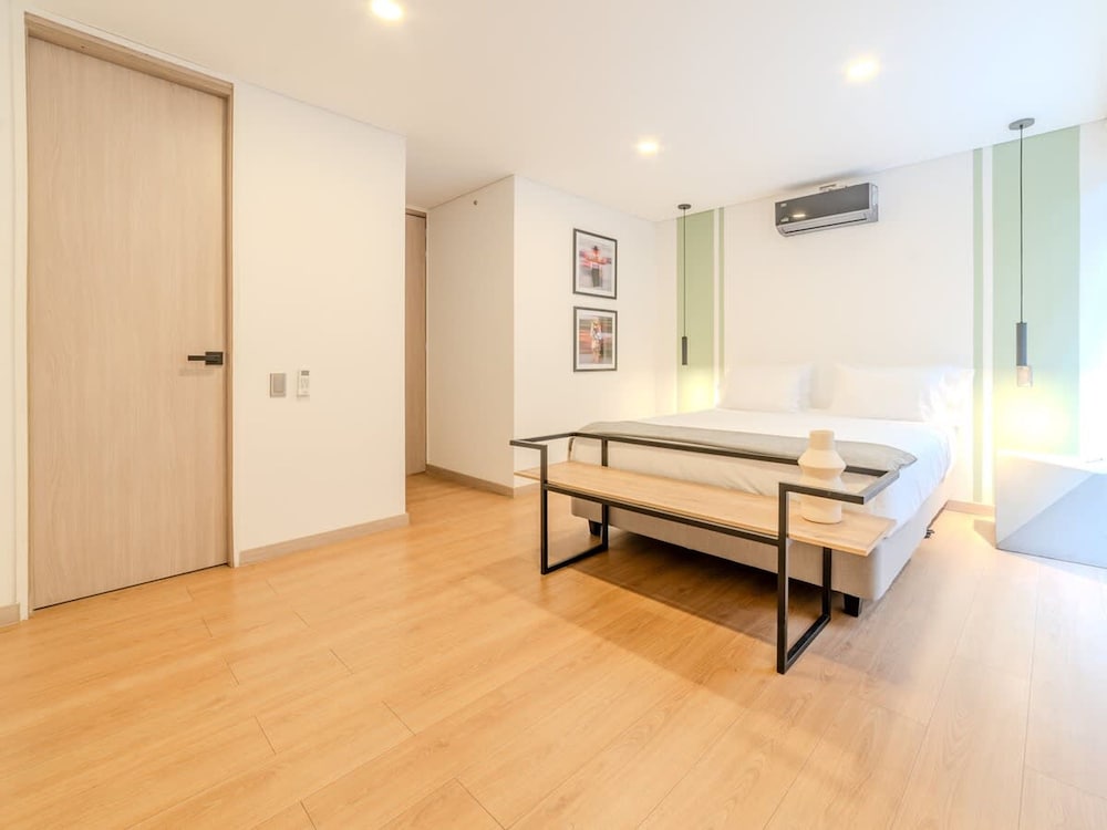 Panoramic 3 BR w Balcony in Laureles Medell n