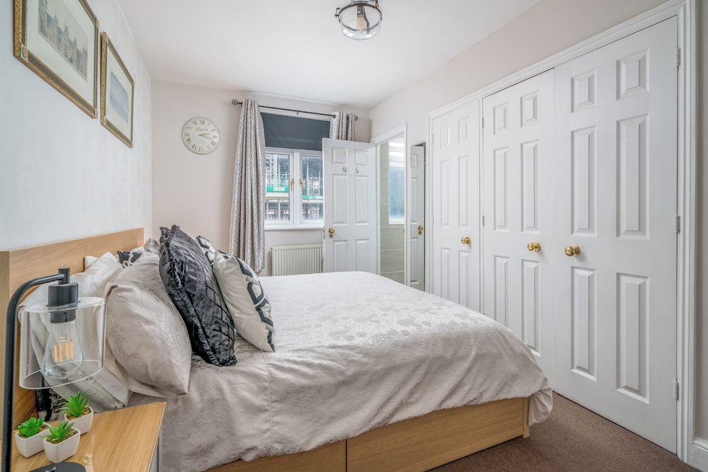 Cozy 3-bed flat near Vauxhall Gardens