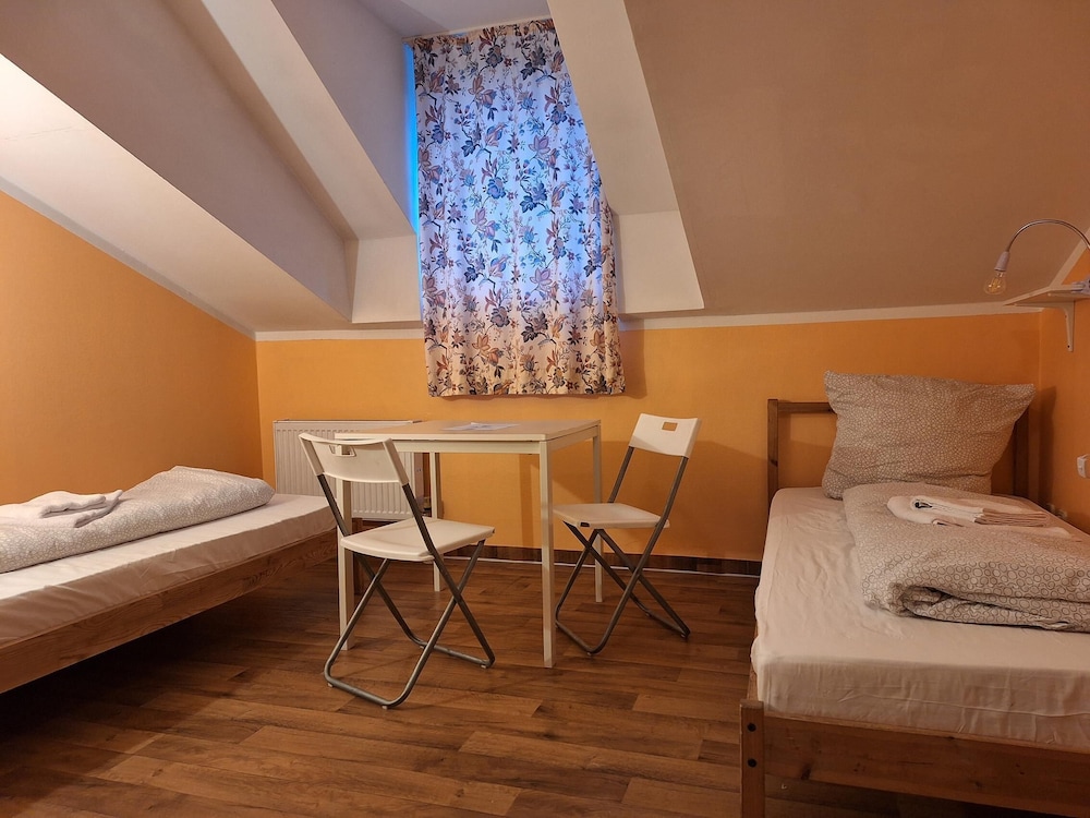 2-Rent Group Hostel Rooms AUB162