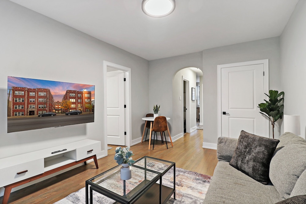 Cozy 2BR - Montrose 1A
