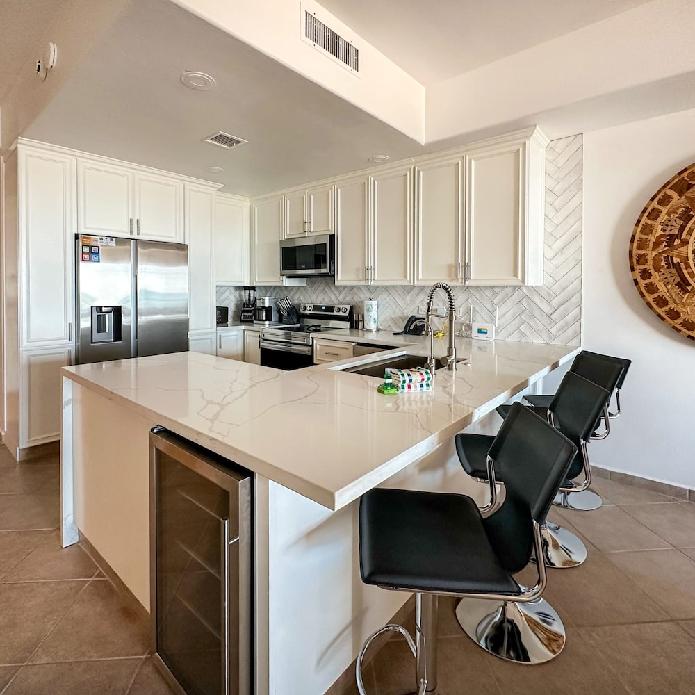 Luxury Ocean View Condo w Huge Deck