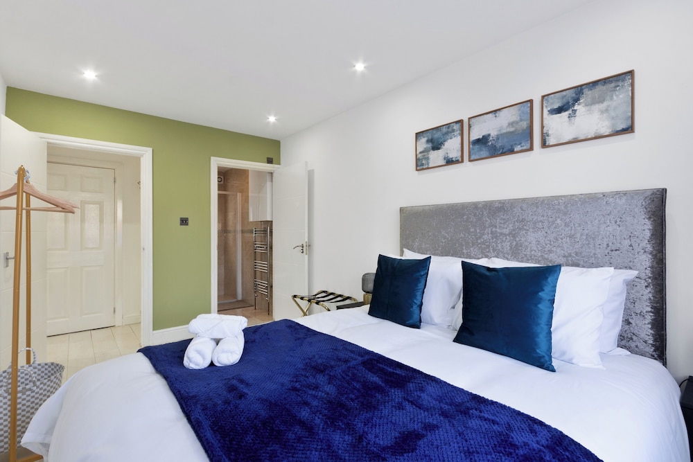 4 Bed - Sleeps 9 - Free Parking - 20 min Gatwick