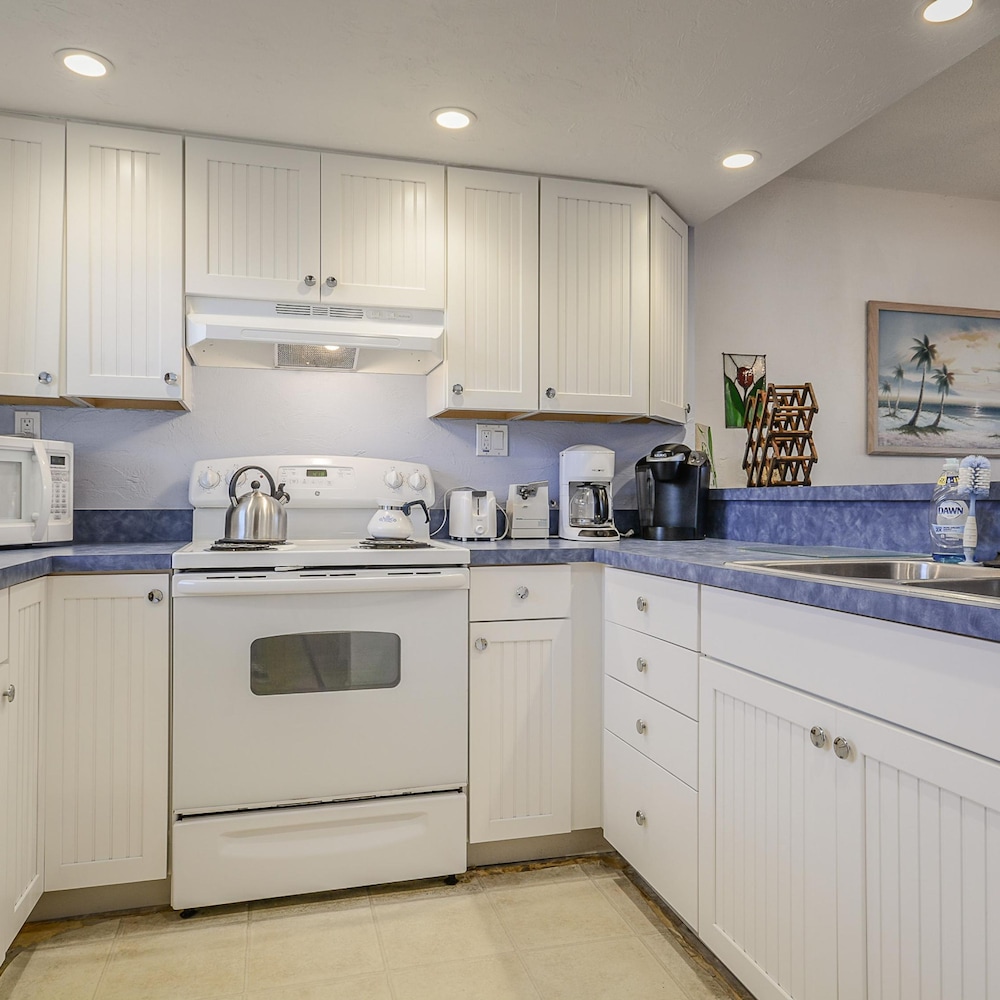 Cr516- Cozy 1 Bedroom 1 Bath Ocean View Condo Located on the car Free Beach view 3
