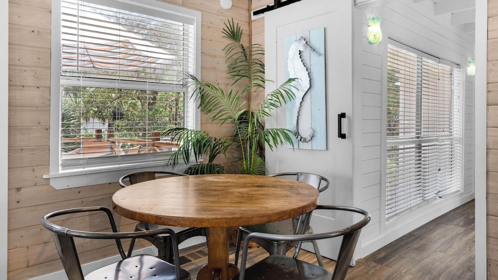 2BR Home, Private Heated Pool, 4 Bikes, Beach Access