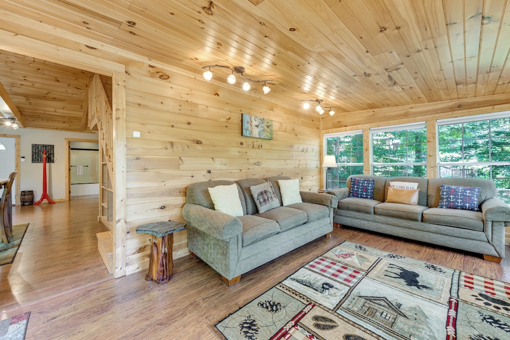 Boat Dock: Family-friendly Douglas Lake Home!