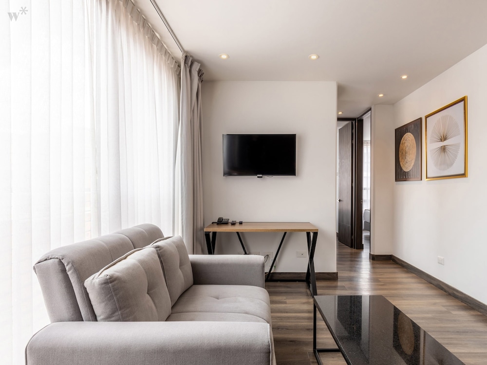 w Modern 2BR in Luxury Building in Chico