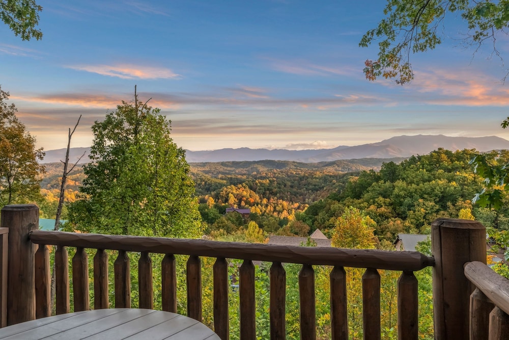Grand View Lodge Panoramic Views Hot Tubs Game Room Theater Sleeps 56 Guests