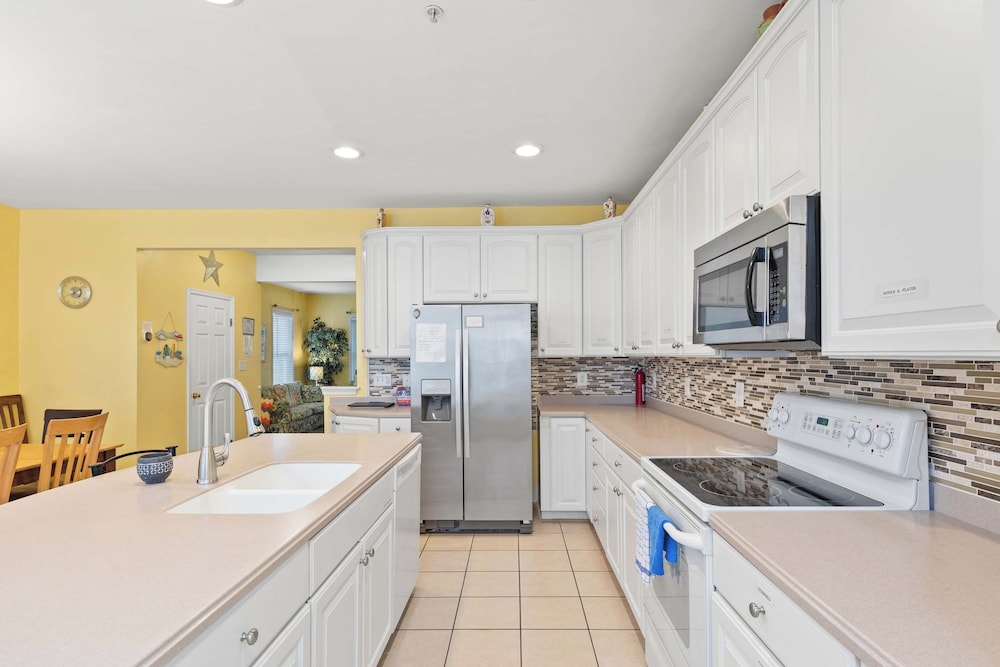 5 Corner Store Ln Sunset Island
