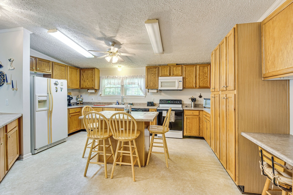 2 Mi to Dtwn: Retreat on 3 Acres in Pelzer!