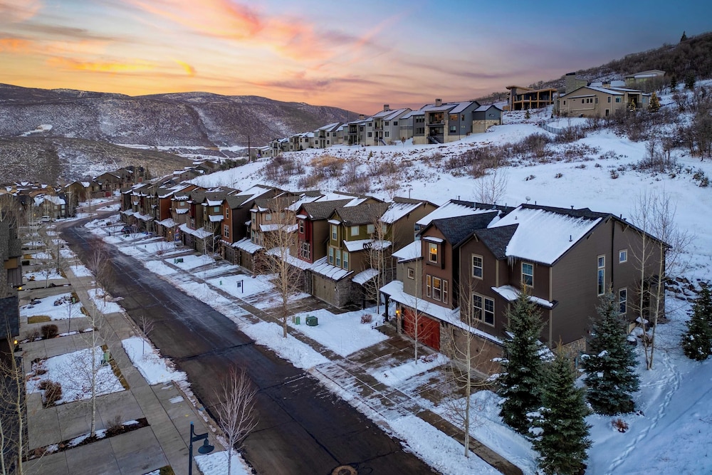 Abigail Drive Year-round Retreat w/ Hot Tub Near Trails + Historic Main St
