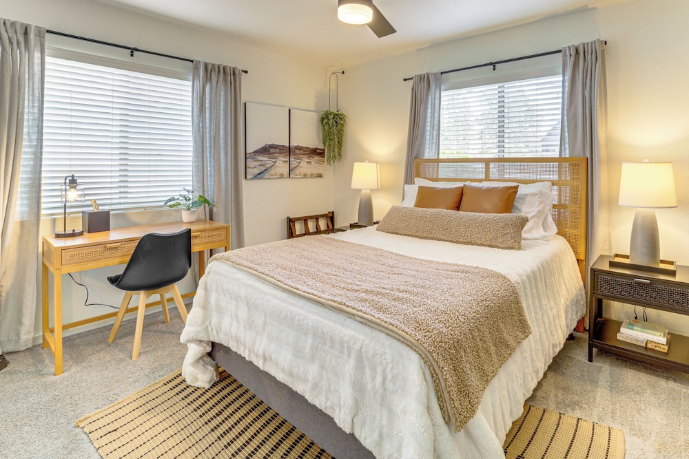 Walk to Trails: Modern Munds Park Mountain Retreat