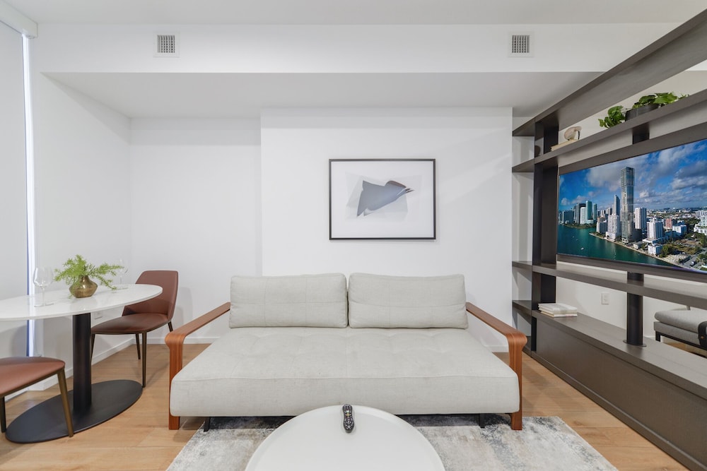 Luxury apt Bay View Near Bayfront Park