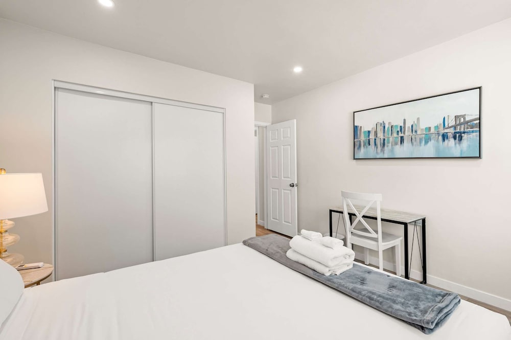 Stylish Home w Free Parking Near LA Hotspots 8