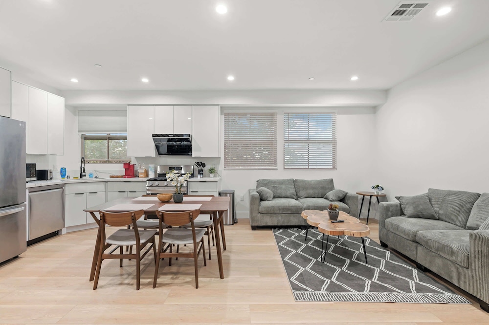 Not Affected by the Fire/modern 5BR Home With Parking, Near LA Attractions #4