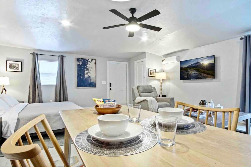 Oklahoma City Vacations - 3-story 6-bedroom 4 Bathrooms 3min-asian Dist - Property Image 15