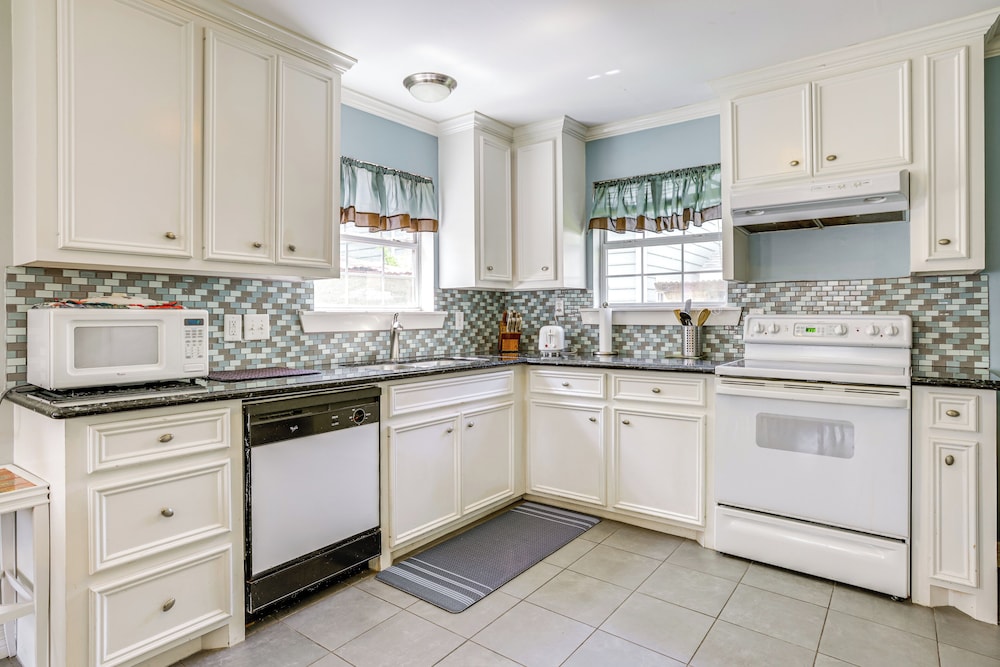 9 Mi to Downtown Houston: Cozy Cottage w/ Patio!