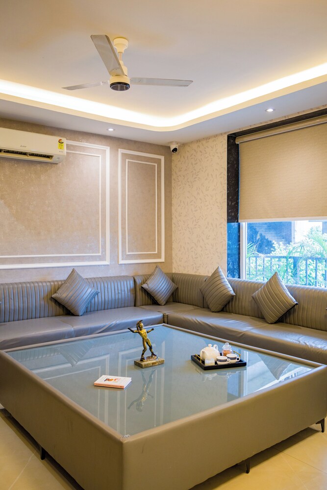 Versace Farms 5 BHK With Pvt Pool