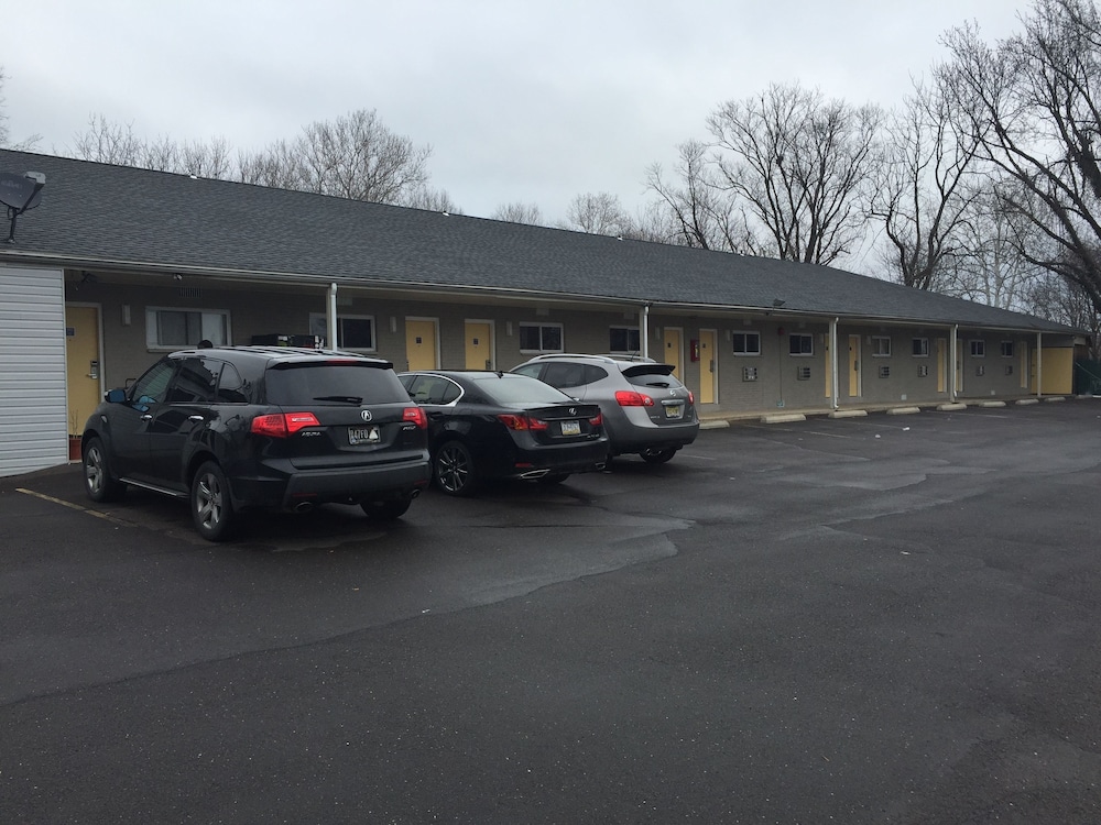Scottish Inn and Suites
