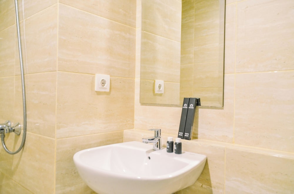 Chic and Cozy 2BR Apartment at Springwood Residence