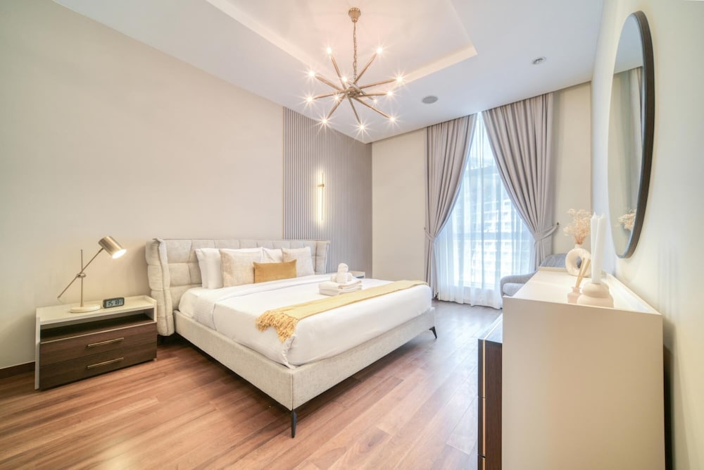 Modish Palm 3BR w Private Balcony Beach Access