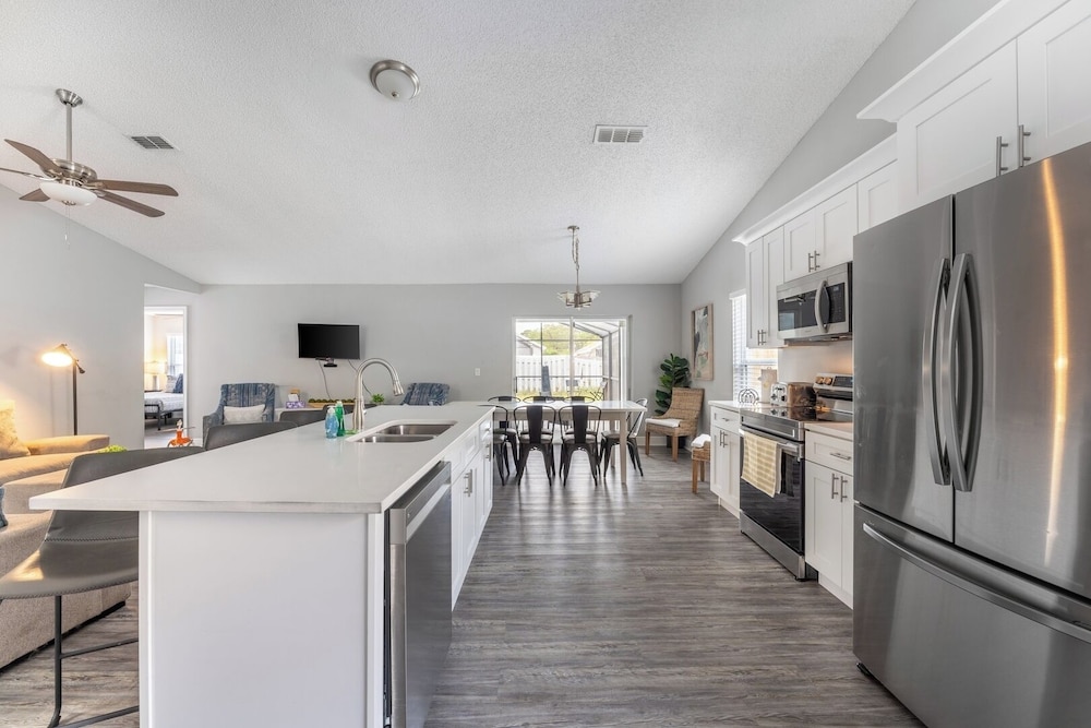 Heated Pool & Bathtub 4BR Near Disney