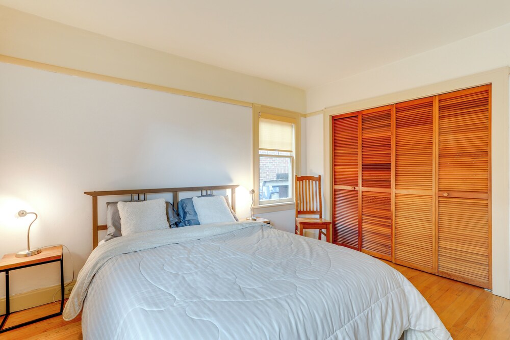 Charming Tudor-style Apt Near Green Lake!