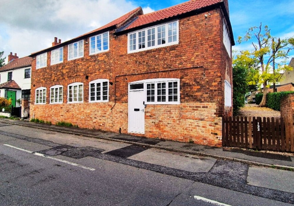 Spacious & Luxury 2BR Flat in Calverton