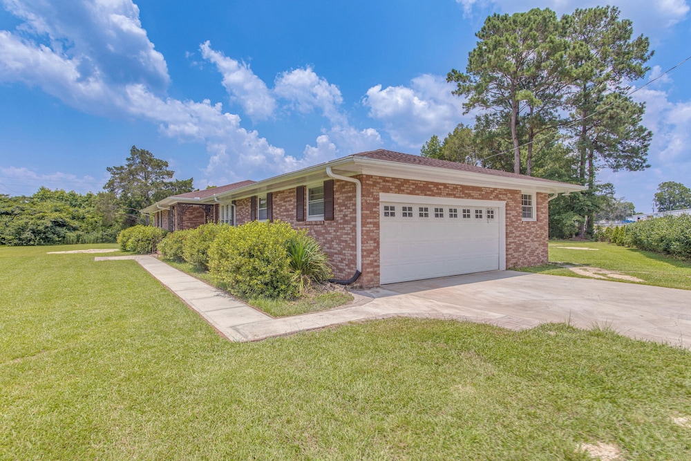 4 Mi to Loris Nature Park: Family Home w/ Yard