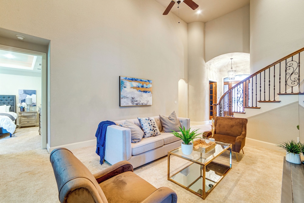 Spacious Texas Retreat w/ Community Pool
