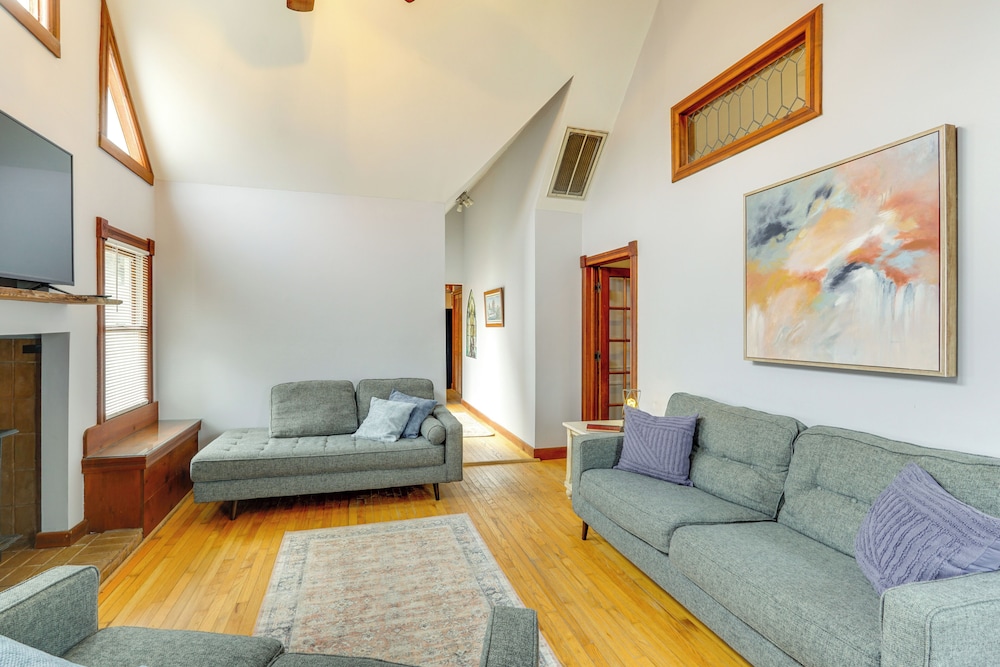 100-year-old Farmhouse in Fulton: 6 Mi to Town!