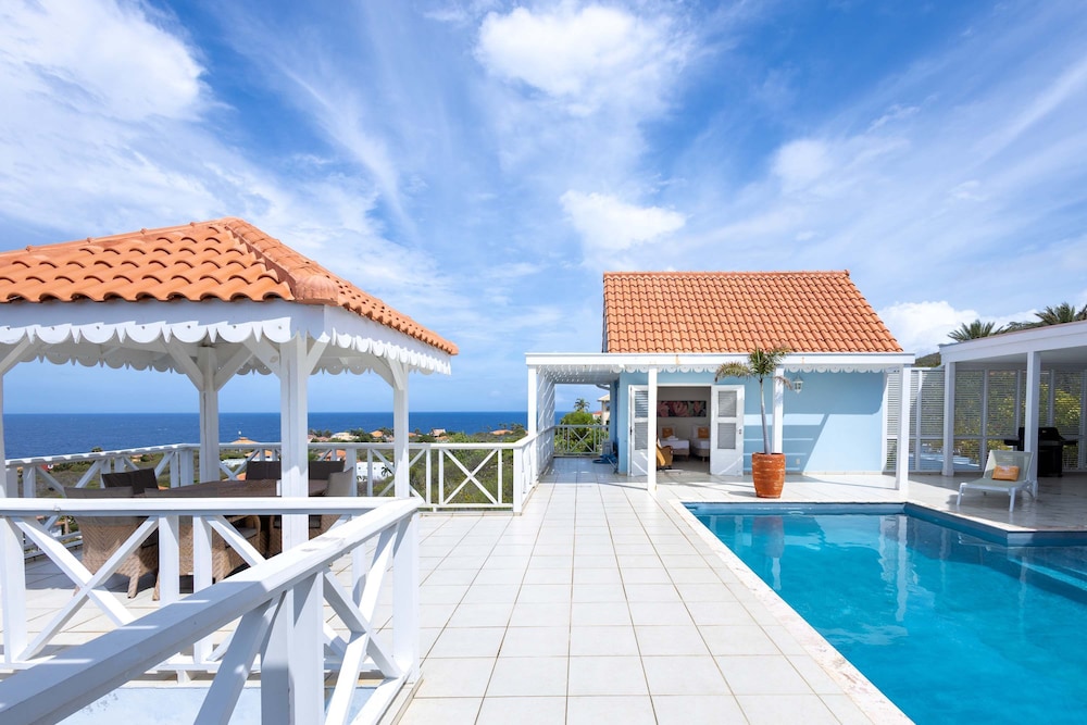 Ocean Whisper Villa in Sint Willibrordus