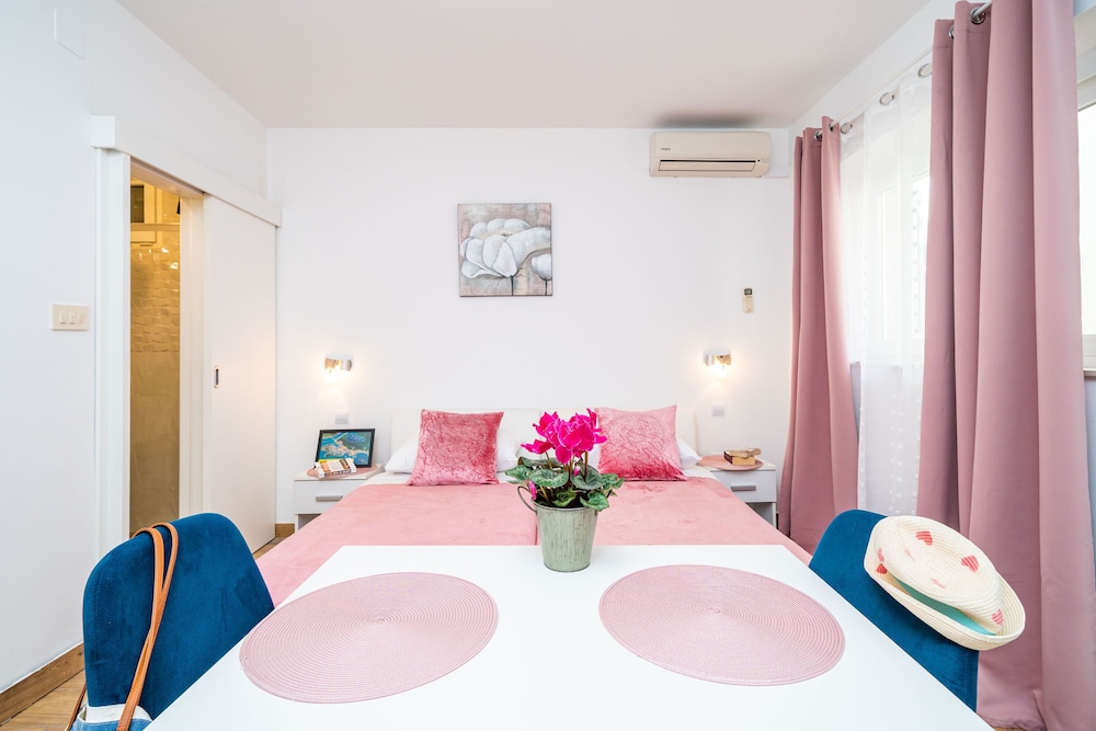 Jele Rooms