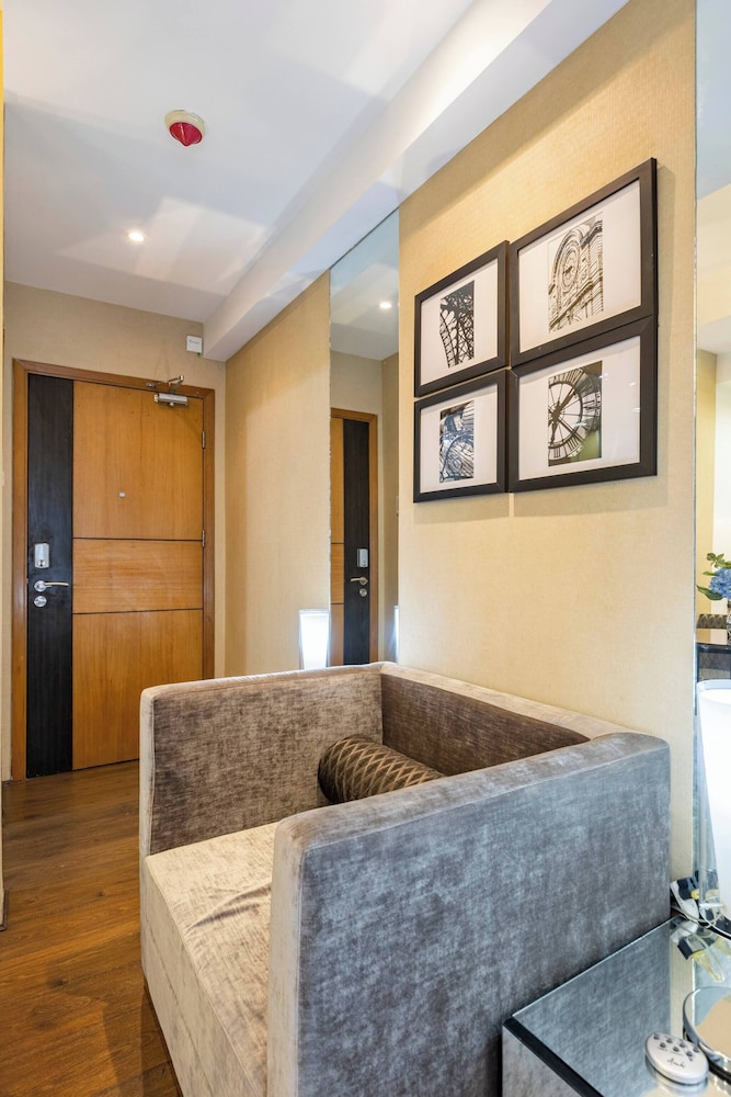 Luxurious Studio in Mckinley Hill With City View