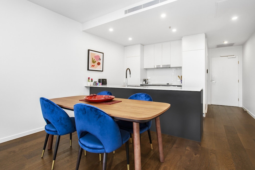 Boutique Unit With Huge Terrace Near Cafes & Shops