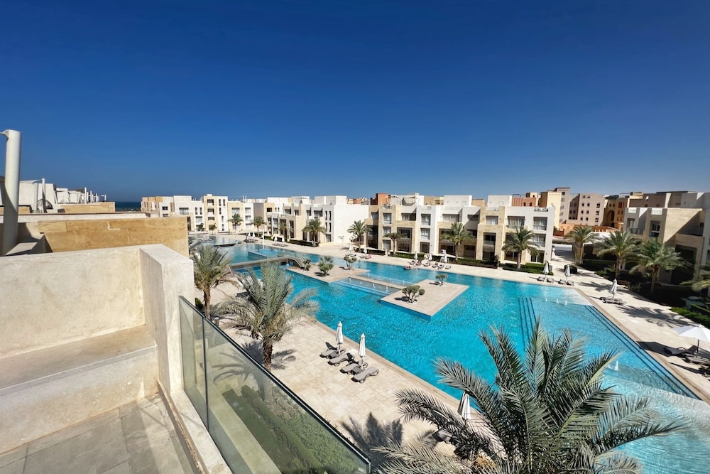 Xuru Stays I Exotic 1bdr w/ Outdoor Terrace Pool & Beach Access