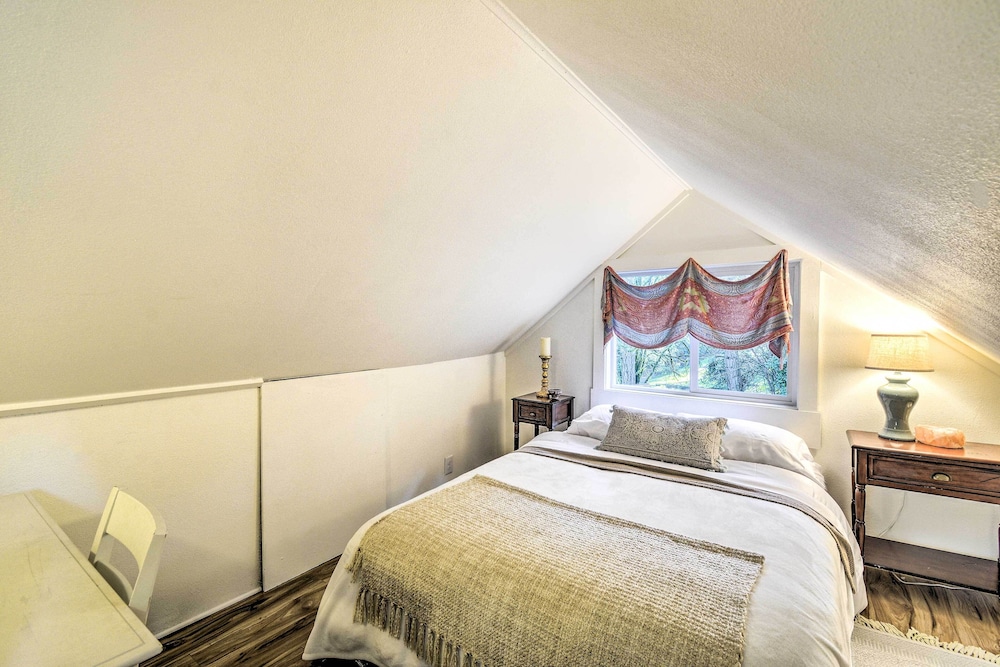 Pet-friendly Cabin: Minutes to Gig Harbor! view 3