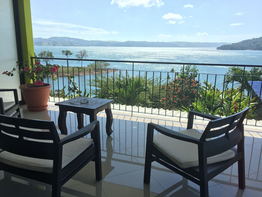 BlueBay Bugenvil Lake Lodge