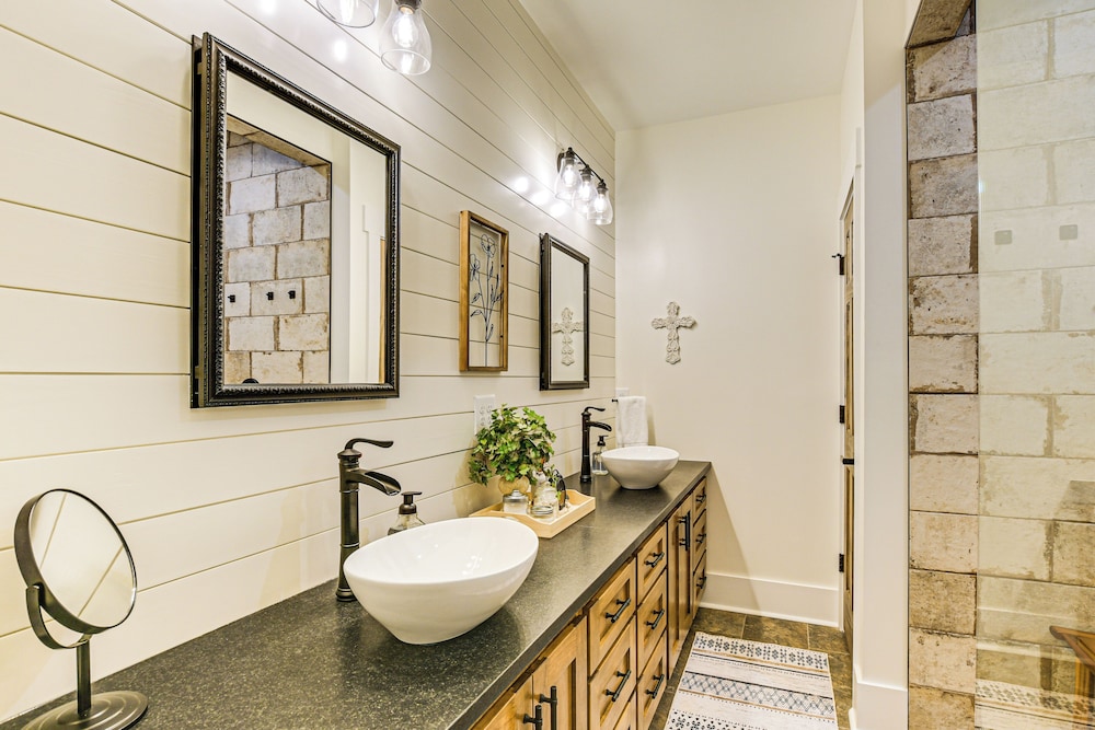 Family-friendly Barndominium Near Greenville!