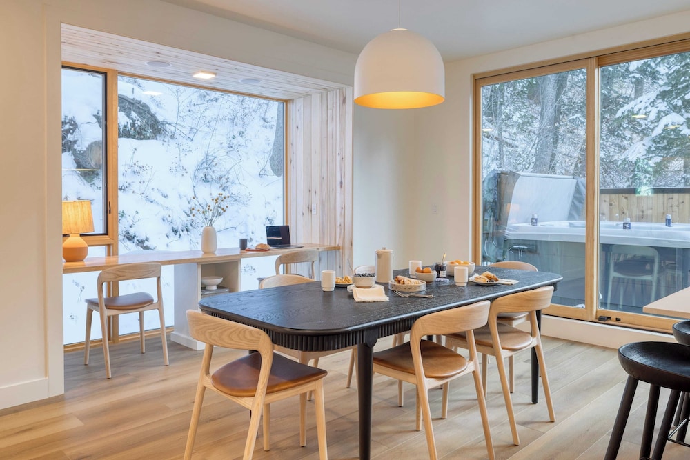 Parkview Mountain House Luxury Ski Home w/ Hot Tub Near Trails & Downtown
