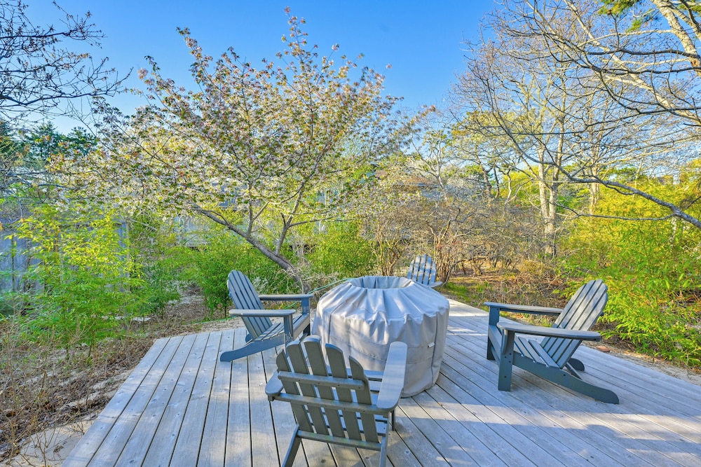 Walk to Amagansett Beach: Cottage w/ Deck!