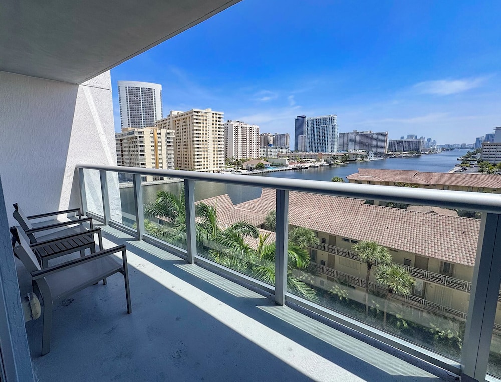 Modern Beachwalk Apt 805