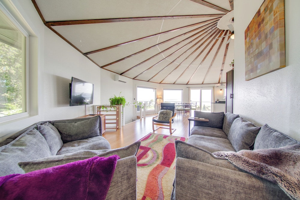 Spacious Deck w/ Ocean View: Puget Sound Gem!