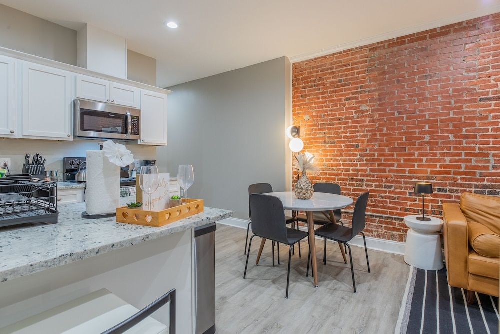 Baltimore's Home Away From Home 2 Bedroom Apts by Redawning - Property Image 16