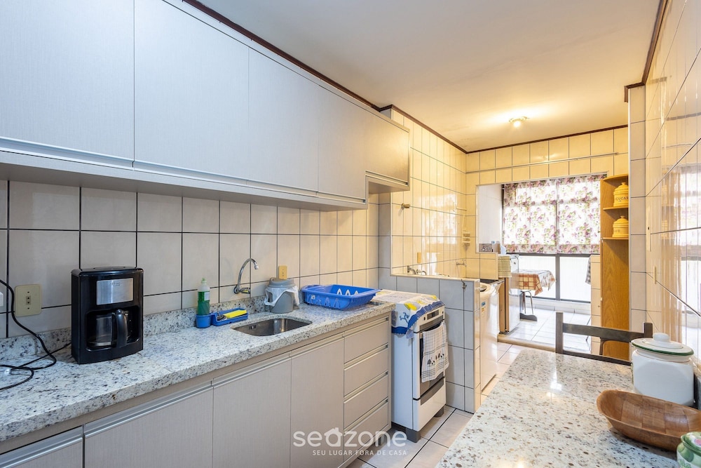 Apt w/ Balcony - Seafront in Meia Praia Ceo0104