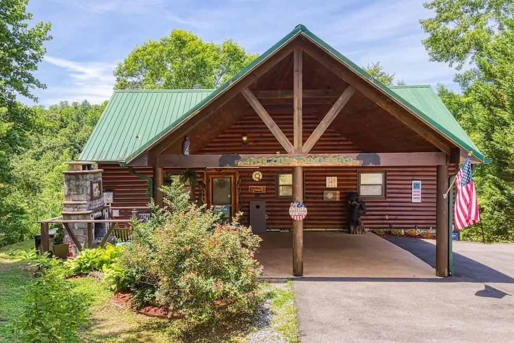 Hillbilly Hideaway 4 Bedroom Cabin
