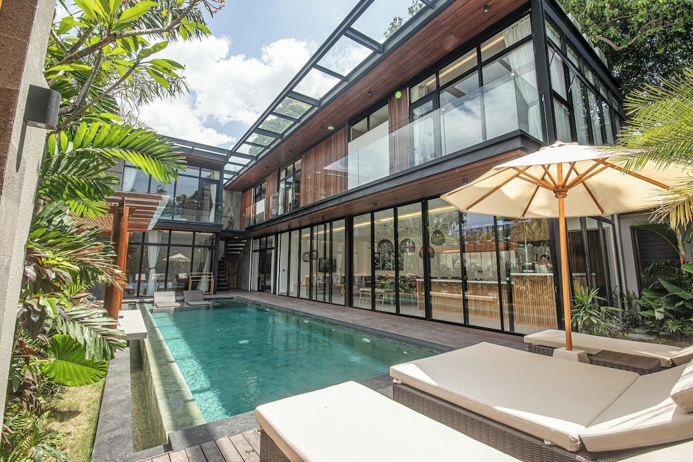 Elegant 6BR Canggu Retreat Just 400m to the Ocean