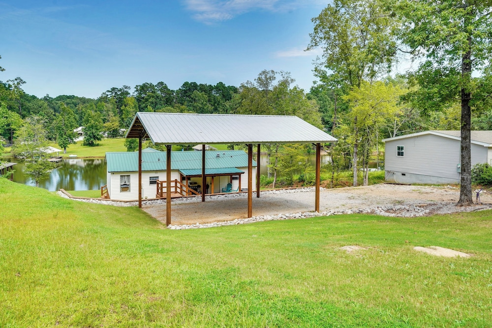 Fish, Swim & More: Quiet Retreat on Lake Sinclair!