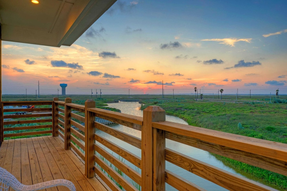 Sleeps 20 2 Homes w/ Beach Boardwalk Access, Water Canal Views, & Priv Pools